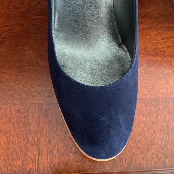 Authentic women’s Stewart Weitzman wedge size 8M only worn once in navy - Picture 5 of 16